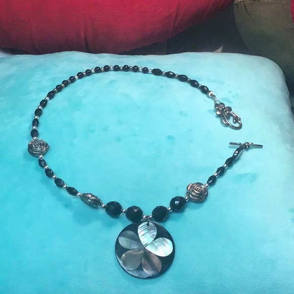 Abalone Shell Lacquerware Pendant with rosettes & beaded necklace - Picture 14 of 14